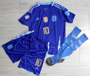 Dziecięcy zestaw piłkarski ARGENTYNA Away Copa America 2024 ADIDAS (koszulka+spodenki+getry) #10 Messi