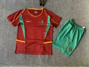 Dziecięcy zestaw piłkarski PORTUGALIA Home retro 2002 PUMA (koszulka+spodenki+getry) #7 Figo