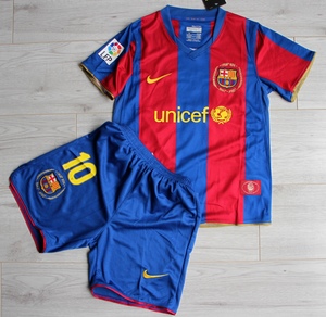 Dziecięcy zestaw piłkarski FC BARCELONA Home Retro 07/08 Nike (koszulka i spodenki) Ronaldinho, 135-145 cm