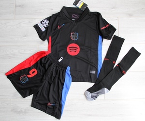 Dziecięcy zestaw piłkarski FC BARCELONA Away 24/25 Nike (koszulka, spodenki i getry) Lewandowski roz. 125-135cm