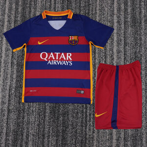 Dziecięcy zestaw piłkarski FC Barcelona home RETRO 15/16 Nike (koszulka+spodenki) #10 Messi