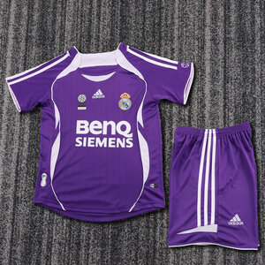 Dziecięcy zestaw piłkarski Real Madryt 3rd RETRO 06/07 Adidas (koszulka+spodenki) #7 Raul