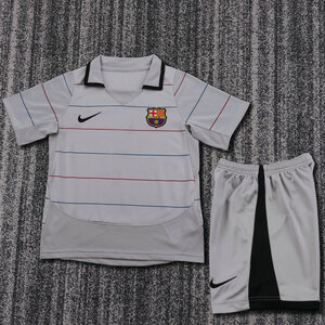 Dziecięcy zestaw piłkarski FC Barcelona away RETRO 03/04 Nike (koszulka+spodenki) #10 Ronaldinho