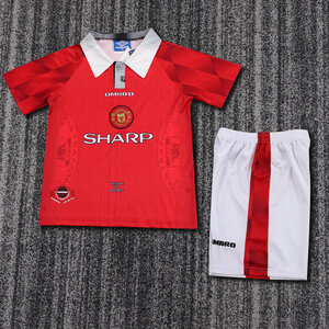 Dziecięcy zestaw piłkarski Manchester United home RETRO 96/97 Umbro (koszulka+spodenki) #7 Beckham