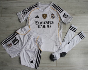 Dziecięcy zestaw piłkarski REAL MADRYT Home 25/26 Adidas (koszulka, spodenki i getry) Mbappe roz. 135-145cm