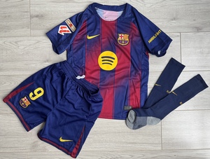 Dziecięcy zestaw piłkarski FC BARCELONA NIKE Home 25/26 (koszulka+spodenki+getry) #9 Lewandowski