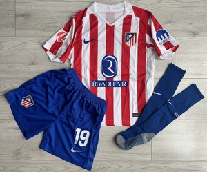 Dziecięcy zestaw piłkarski ATLETICO MADRYT Home 25/26 Nike (koszulka, spodenki i getry) J.Alvarez roz. 135-145cm