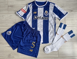 Dziecięcy zestaw piłkarski FC PORTO Home 25/26 New Balance (koszulka, spodenki i getry) Bednarek roz. 135-145cm