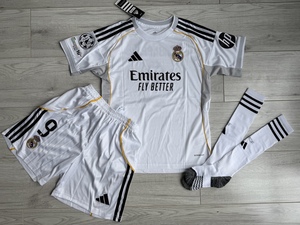 Dziecięcy zestaw piłkarski REAL MADRYT Home 25/26 Adidas (koszulka, spodenki i getry) Mbappe roz. 125-135cm