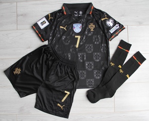 Dziecięcy zestaw piłkarski PORTUGALIA 2025/26 Special Edition Eusébio Puma (koszulka+spodenki+getry) #7 RONALDO