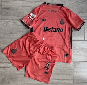 Dziecięcy zestaw piłkarski FC PORTO Away 25/26 New Balance (koszulka+spodenki) #77 Pietuszewski