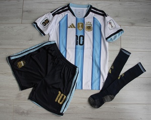 Dziecięcy zestaw piłkarski ARGENTYNA Home World Cup 2026 ADIDAS (koszulka+spodenki+getry) #10 Messi