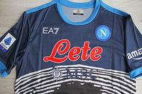 Koszulka piłkarska SSC NAPOLI 21/22 Ltd Edition Dark Blue Maradona Match EA7 #20 Zieliński