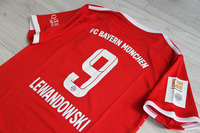 Dziecięcy zestaw piłkarski BAYERN MONACHIUM home 22/23 Adidas (koszulka+spodenki+getry)