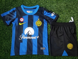 Dziecięcy zestaw piłkarski INTER MEDIOLAN home 2324 NIKE (koszulka+spodenki)