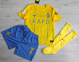 Dziecięcy zestaw piłkarski Al-Nassr home 23/24 Nike (koszulka+spodenki+getry) #7 Ronaldo