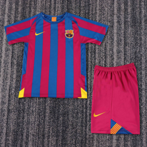 Dziecięcy zestaw piłkarski FC Barcelona home RETRO 05/06 Nike (koszulka+spodenki) #10 Ronaldinho