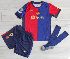 Dziecięcy zestaw piłkarski FC BARCELONA NIKE Home 24/25 (koszulka+spodenki+getry) #9 Lewandowski